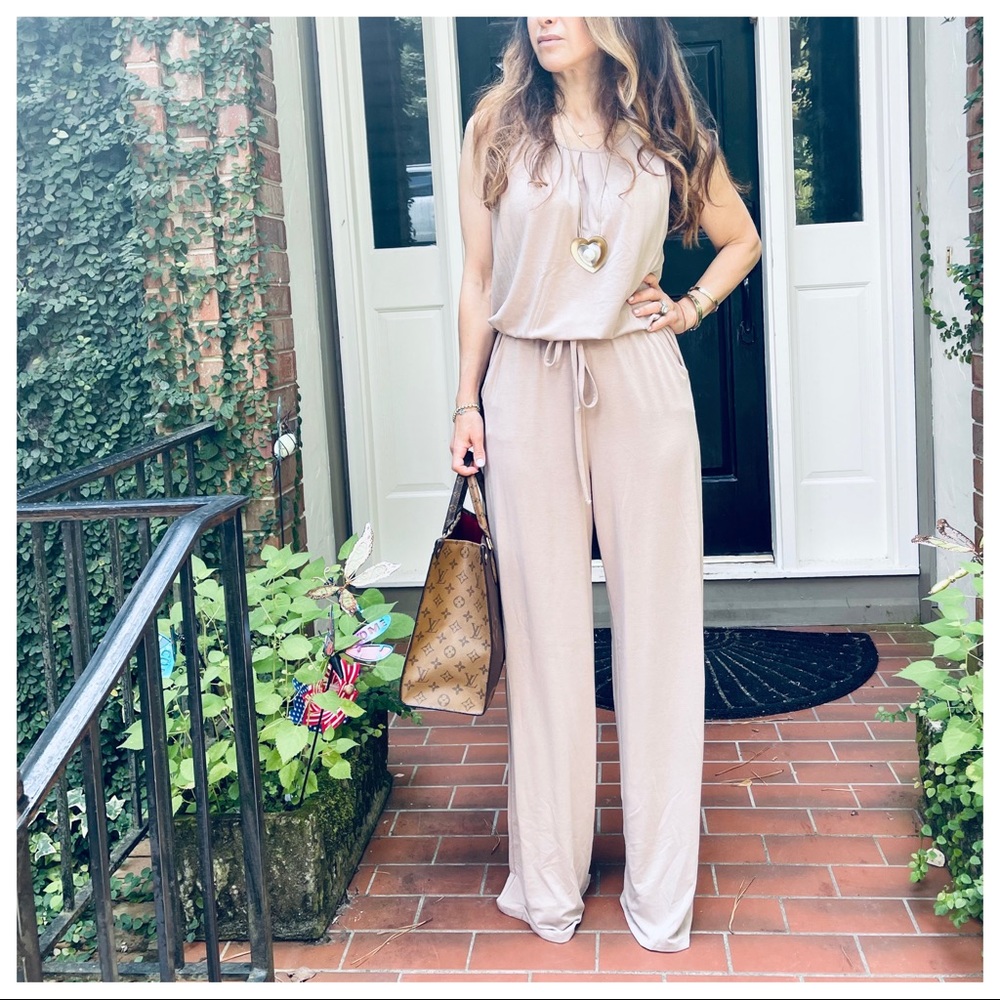 ✨LAST ONE✨Fabulous wide leg sleeveless jumpsuit with pockets - Picture 4 of 5